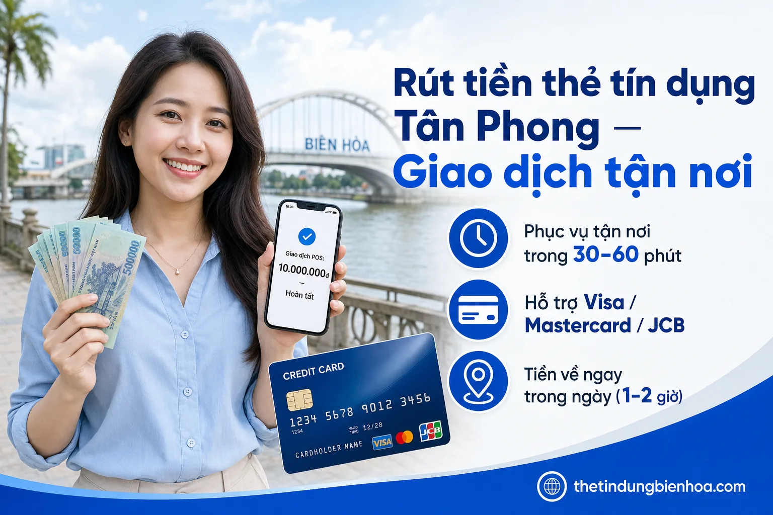 Nhân viên cà thẻ tín dụng Visa qua máy POS cho khách tại Tân Phong, Biên Hòa