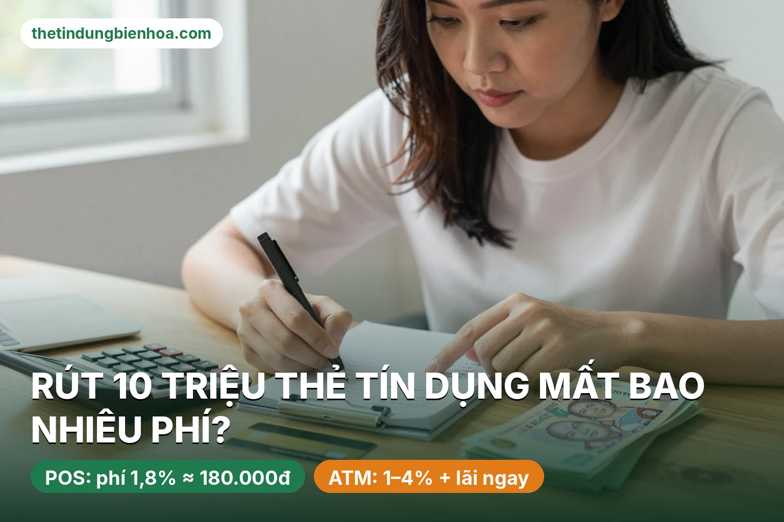 Người phụ nữ ngồi tính chi phí và lãi khi rút tiền thẻ tín dụng bằng máy tính cầm tay