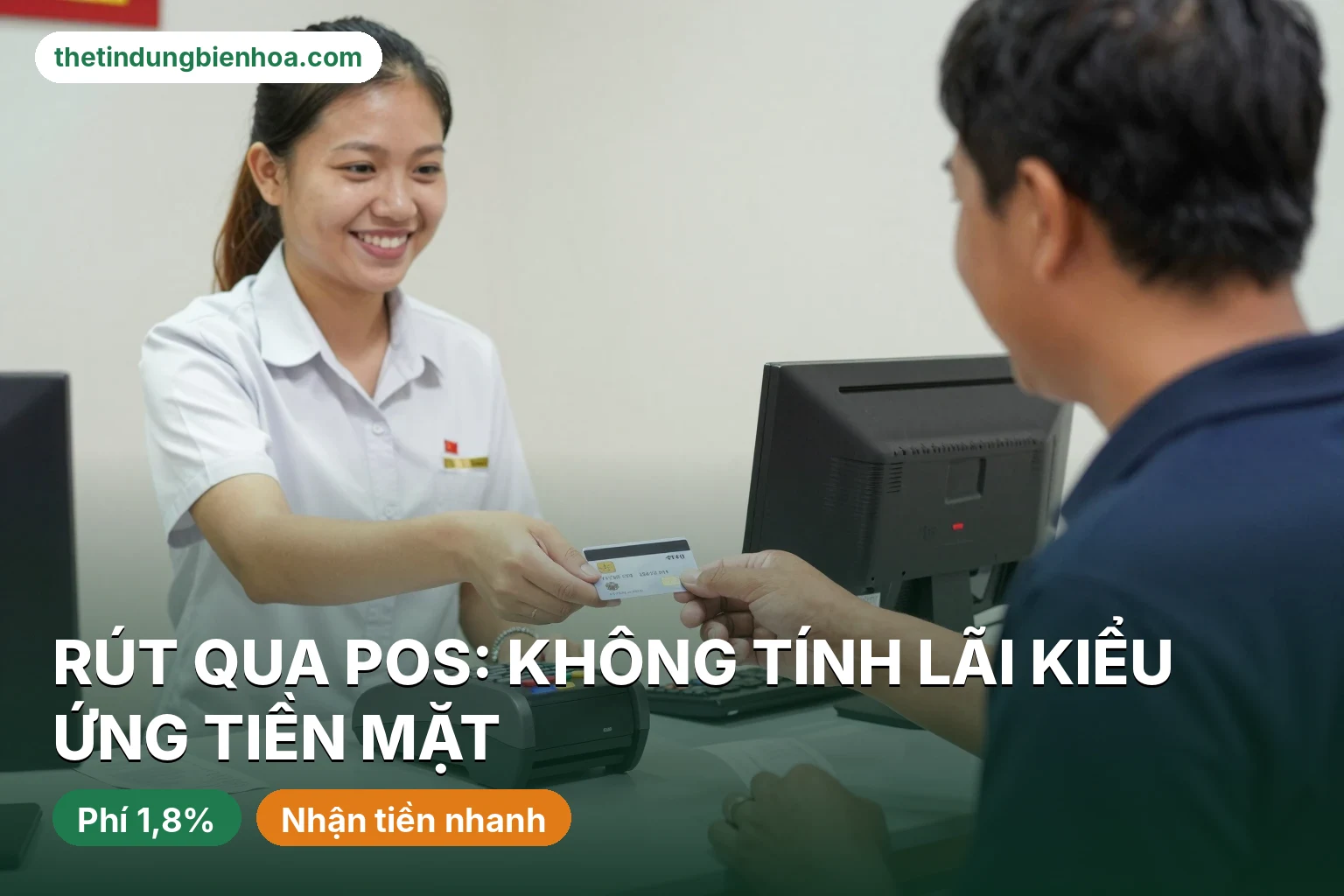 Khách hàng nhận lại thẻ tín dụng sau giao dịch qua máy POS tại quầy dịch vụ ở Đồng Nai