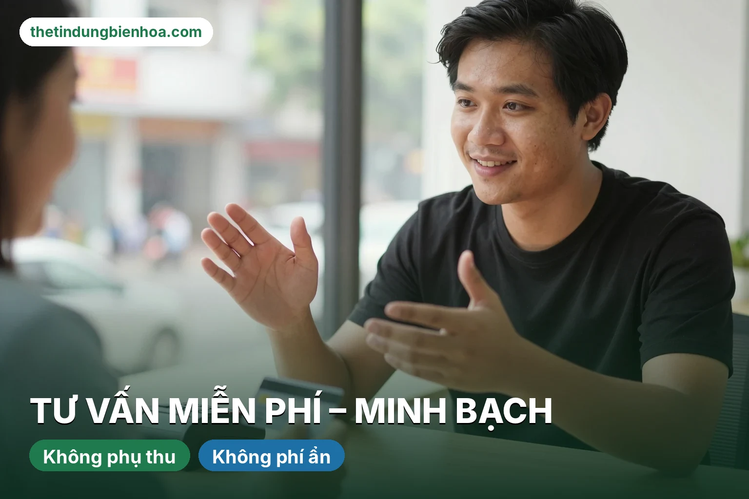 Nhân viên giải thích dịch vụ rút tiền và đáo hạn thẻ tín dụng cho khách hàng