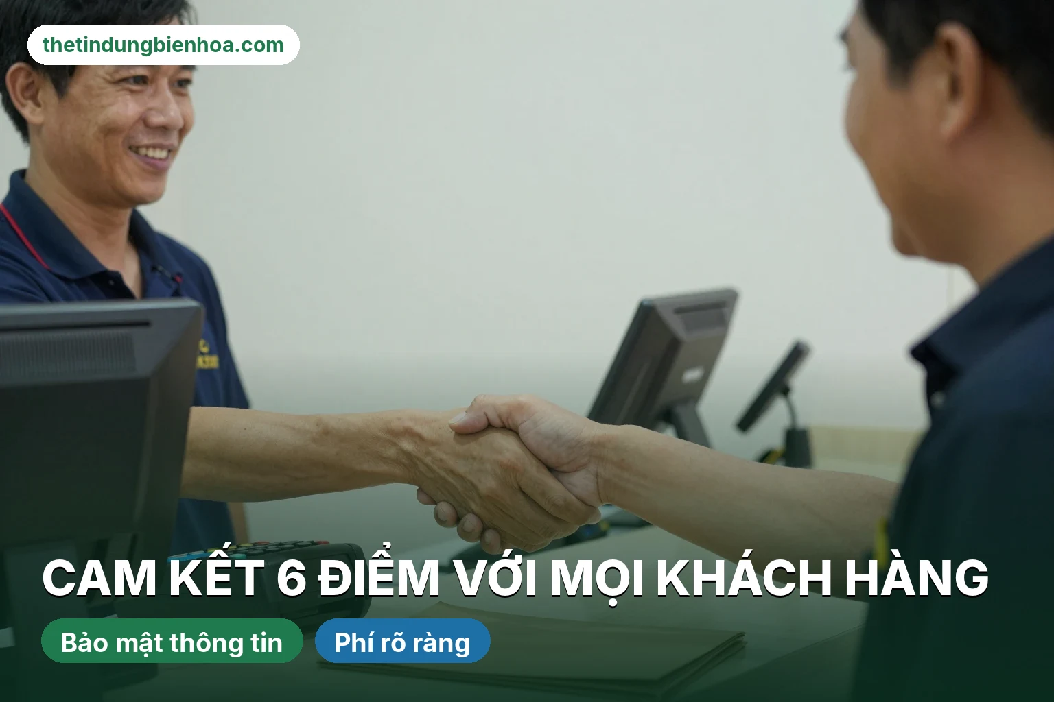 Bắt tay khách hàng sau khi hoàn tất giao dịch thẻ tín dụng qua máy POS